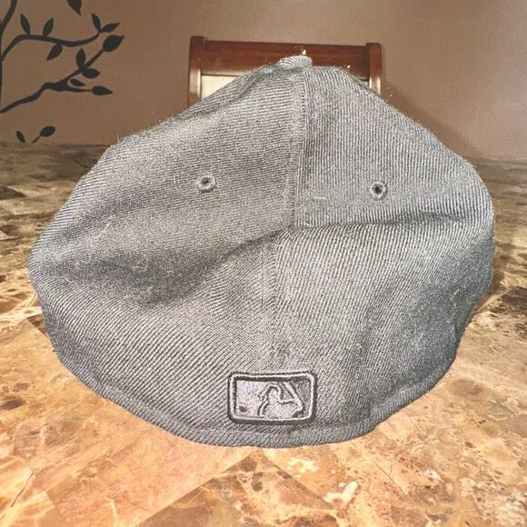 59Fifty MLB New York Yankees Triple Black Mens Fitted Hat Cap Size 8 - Picture 7 of 10